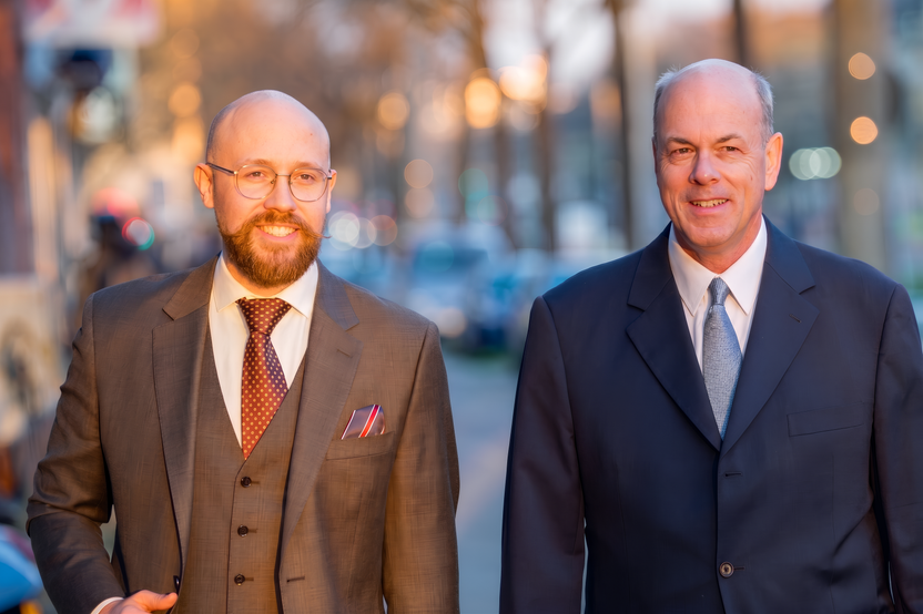 Henning Meier und Dr. Olaf Dörffer auf einer Straße in Köln