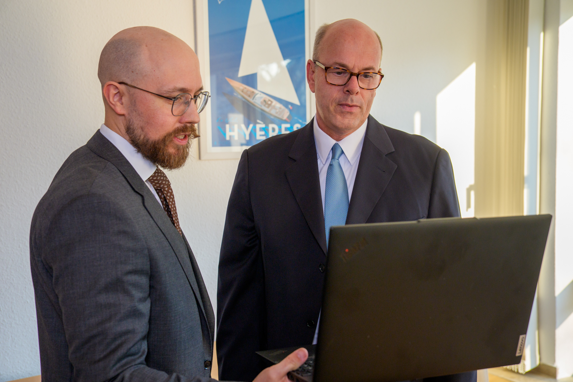 Henning Meier und Dr. Olaf Dörffer im Gespräch am Laptop
