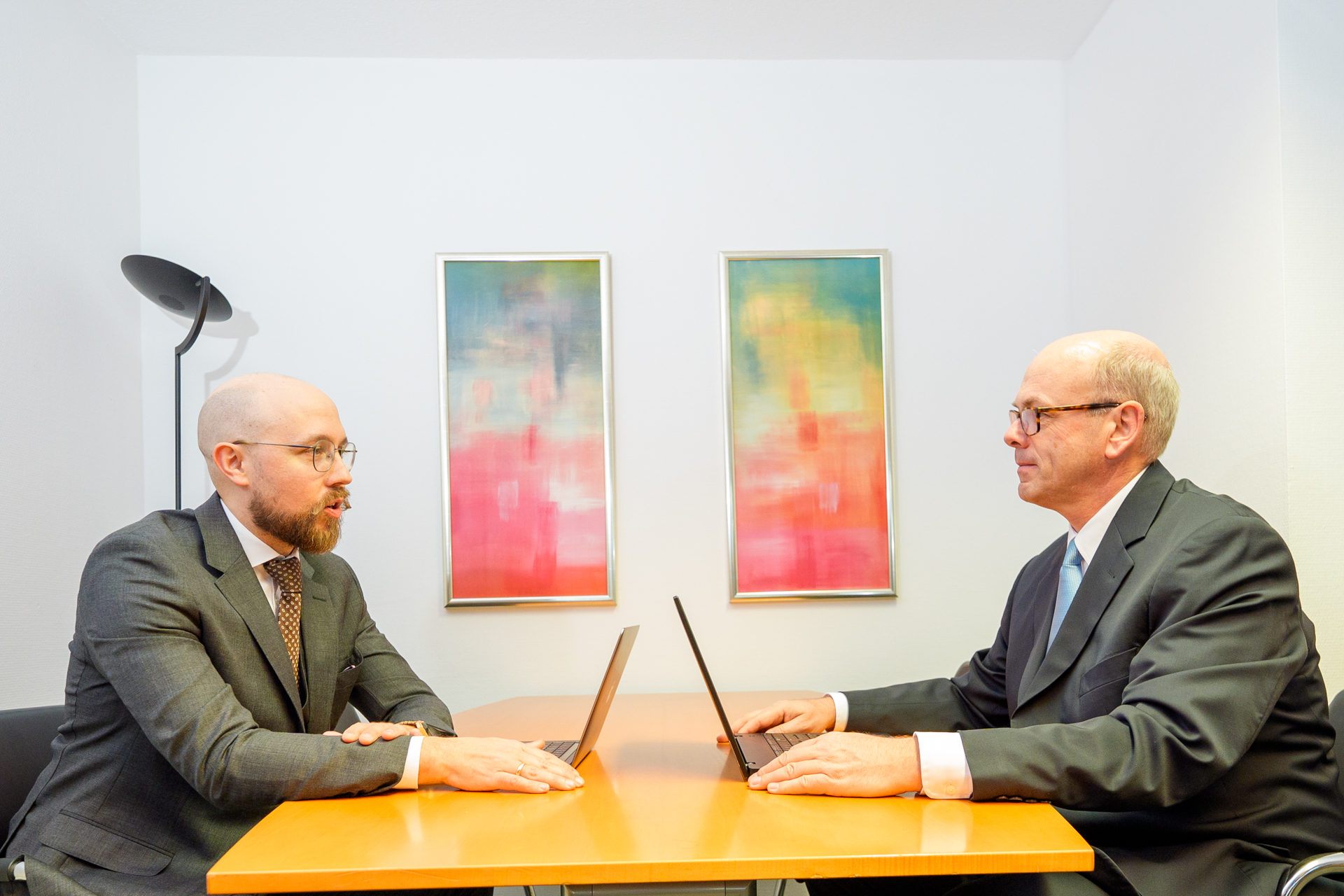Henning Meier und Dr. Olaf Dörffer im Besprechungsraum der Kanzlei