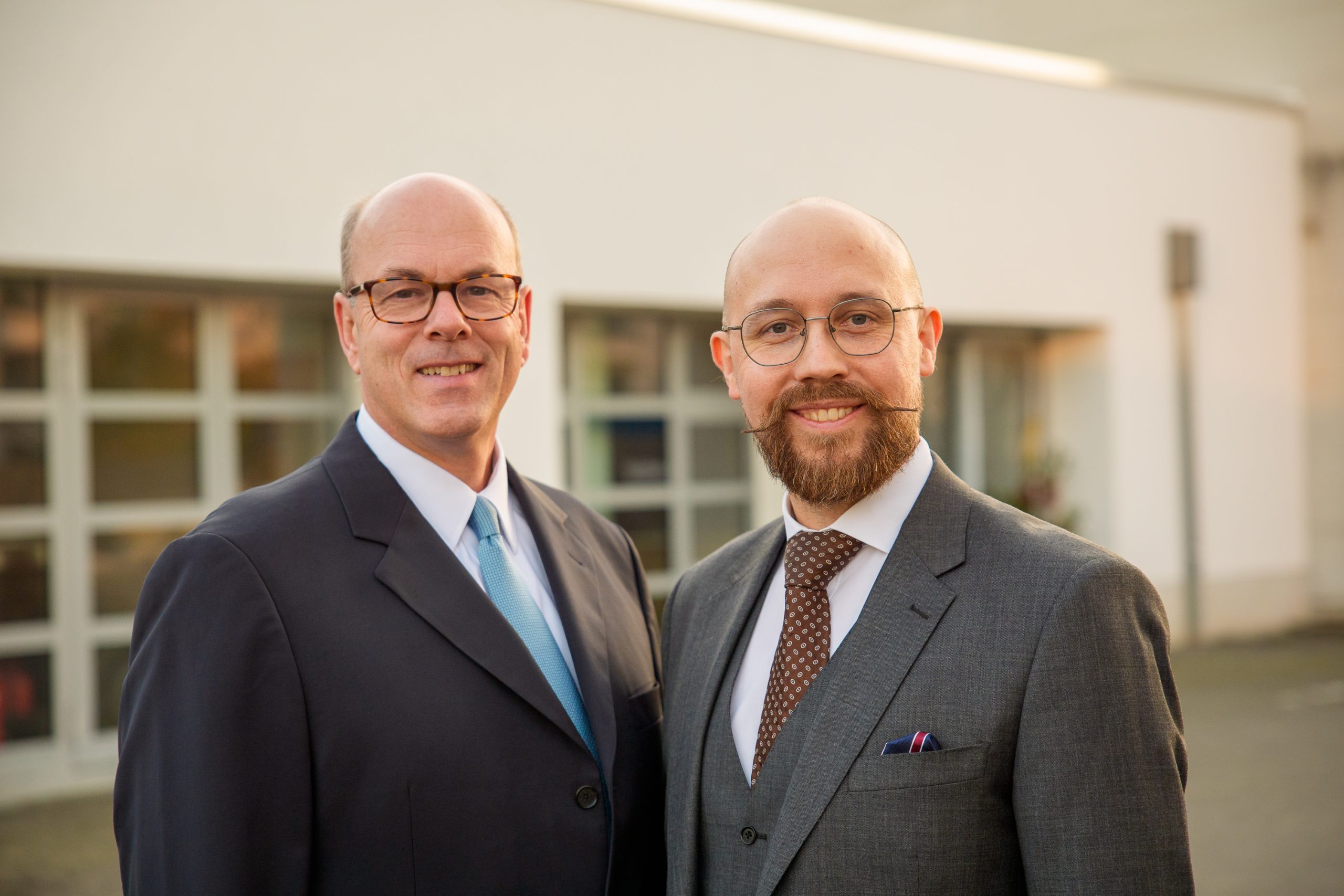 Die Rechtsanwälte Dr. Olaf Dörffer und Henning Meier vor dem Kanzleigebäude