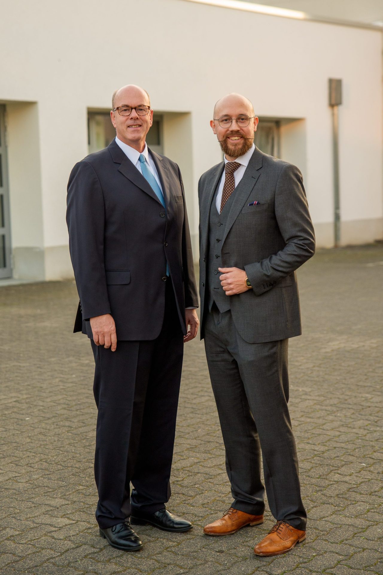 Die Rechtsanwälte Dr. Olaf Dörffer und Henning Meier vor dem Kanzleigebäude in Köln