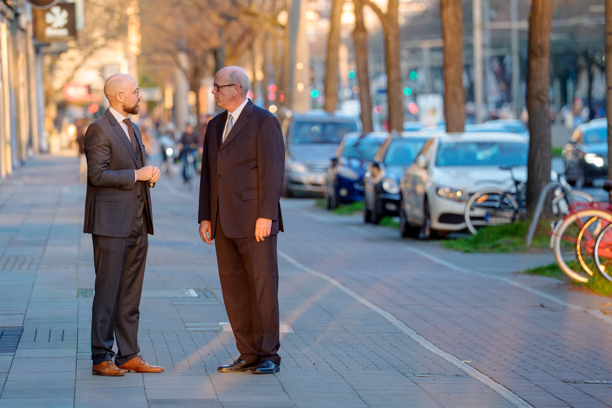 Dr. Olaf Dörffer und Henning Meier im Gespräch auf dem Gehweg